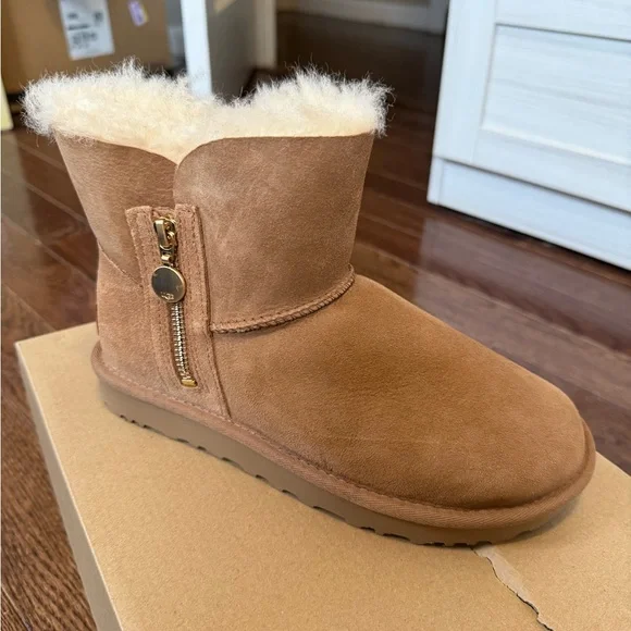 Ugg Bailey Zip mini shearling short boot with side zipper. Size US 6. BRAND NEW! - Picture 3 of 12